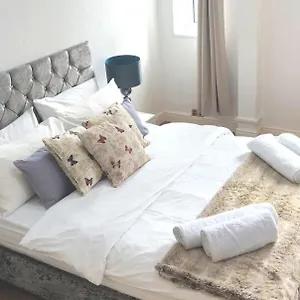 Apartment The Hideaway In London, London