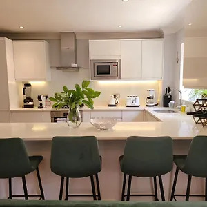 Apartment Three Bedroom By Beautiful Park, London